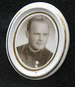 fotografie Metoděje Karla Bystřického z jeho náhrobku u kostela ve Valašské Bystřici