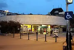 Vstup do stanice metra (únor 2016)