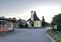 Střed obce s kostelem, obecním úřadem a prodejnou potravin