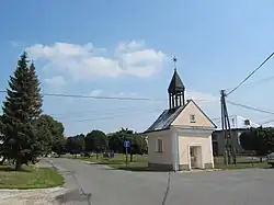 Kaple na návsi, rozprostírající se kolem potoka Cholinky