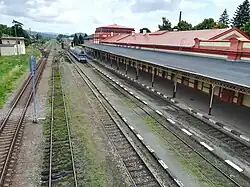 Pohled na železniční stanici z lávky vedoucí nad kolejištěm