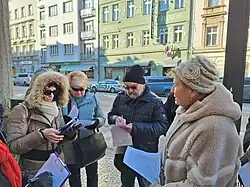 Olga Žáková (zcela vpravo) vede vzdělávací seminář v terénu pro průvodce Asociace průvodců ČR