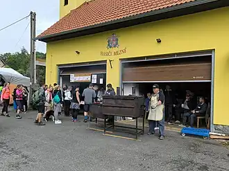 Občerstvení na trase pochodu v hasičské zbrojnici v Mezném (2024)