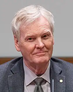 Michael Warren Young na tiskové konferenci ve Stockholmu, prosinec 2017