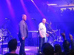 David Koller a Michal Ambrož při koncertu skupiny Michal Ambrož a Hudba Praha v Lucerna baru 18. 4. 2017