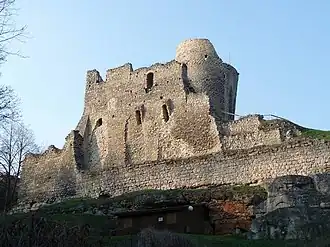 Zeď paláce se zbytky prevétů