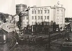 Michle, hotel Ariel, v pozadí plynojem michelské plynárny (1932)
