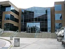 Vstup do budovy č. 17, jedné z největších budov areálu Microsoftu v Redmondu