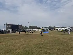 Hlavní část areálu festivalu Mighty Sounds na letišti Tábor, vlevo hlavní pódium (červen 2024)