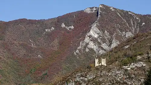 pohled na hrad Miglos z dálky