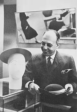 Miki Sees America, Stanley Marcus, prezident nejlepšího obchodního domu Niemann Marcus, 1954