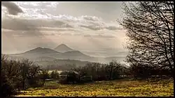 Hradišťko a za ním Milá z Hradišťan