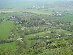 Celkový pohled z kopce Milá