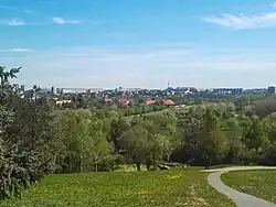 Pohled z Milíčovského vrchu přes Milíčovský dvůr k sídlišti Petrovice