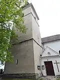 Věž a hlavní vchod do kostela