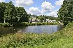 Pohled na Milínov přes rybník