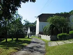 Domy podél úzké silnice procházející celou vesnicí