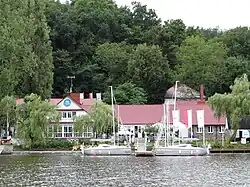 Klub Mila v Zegrzynku na břehu řeky Narew