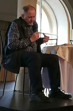 Milan Calábek na Novotného lávce v Praze při křtu knihy Jiřího Kuchaře Léčitelé, jasnovidci a mágové 22. září 2021