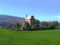 Průčelí kostela sv. Antonína Paduánského v Milešově (r. 2021)