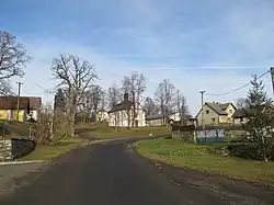 Náves s kaplí svatého Jana Nepomuckého