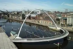 Gateshead Millennium Bridge, který spojuje města Gateshead a Newcastle upon Tyne