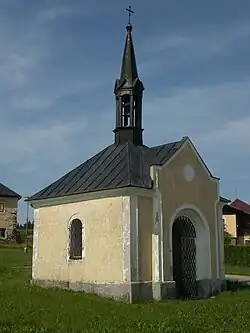 kaple na návsi