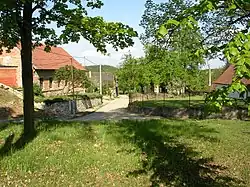 Pohled z návsi směrem ke kapli