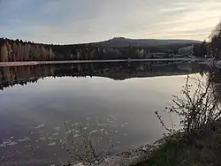 Večer u Milovského rybníka (v pozadí Malinská Skála)