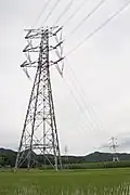 Nadzemní vedení zvlášť vysokého napětí 500 kV v Japonsku.