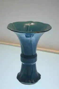 vysoká štíhlá nahoře rozšířená modrá váza.