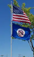 Minnesotská vlajka (před 11. květnem 2024) vlající pod vlajkou USA