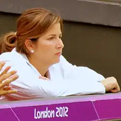 Mirka Federerová sleduje na centrálním dvorci utkání olympijského turnaje 2012