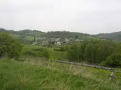 Celkový pohled na Mírkov od jihovýchodu, z cesty do Mašovic