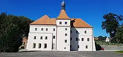 Jihozápadní průčelí s věží