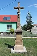 Miroslav, Kašenec, kříž na návsi (2017-08-05; 01).jpg