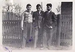 Miroslav Prokop (uprostřed) s kamarády na dobové fotografii[2]