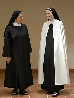 Karmelitky ve svém řeholním oděvu