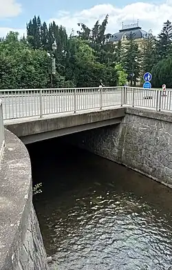 Pohled z mostu v ulici Karla IV. směrem k parku před Jihočeským muzeem