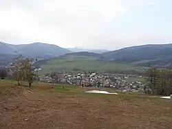 Mladé Buky při pohledu ze sjezdovky. V pozadí Sněžka s hřebeny Krkonoš