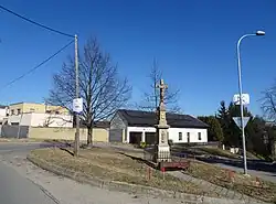 Kříž u točny autobusu