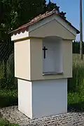 Výklenková kaple v Mlakách u plotu u čp. 170