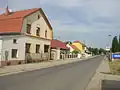 Hlavní ulice při východním konci obce
