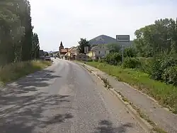 Mlékojedy od východu, v pozadí na druhé straně Labe vrch Radobýl