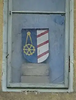 Mlynářský znak ve výklenku na fasádě Suchého mlýna