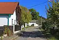Hlavní silnice ve východní části vesnice