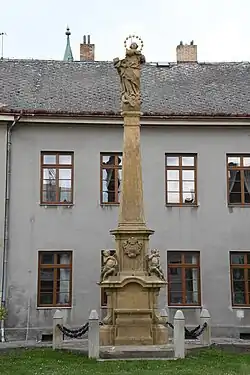 Sloup před budovou radnice