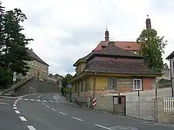 Mnichovo Hradiště, ulice 1. máje a kostel.jpg