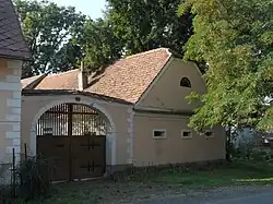 Usedlost čp. 3: uliční průčelí s hlavní bránou