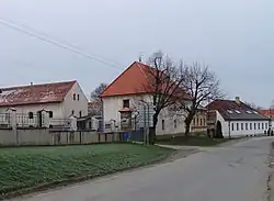 Mořina, silnice 11620, čp. 28, 84, 29.jpg